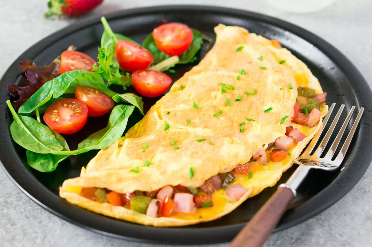 PERFECT OMELETTE RECIPE WITH AVOCADO & VEGGIES