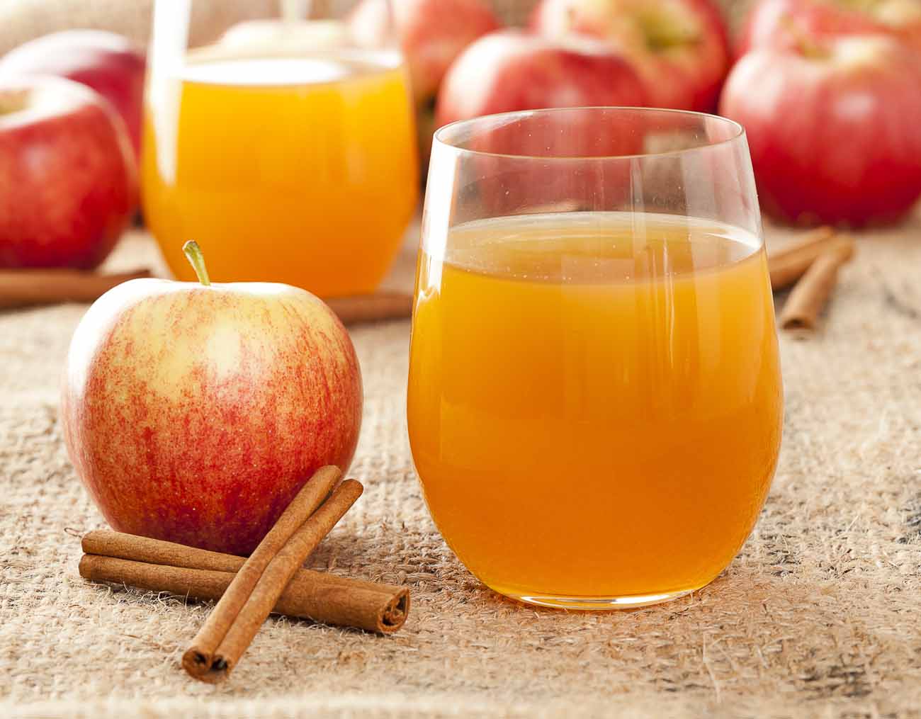 APPLE JUICE (WITH AND WITHOUT JUICER)
