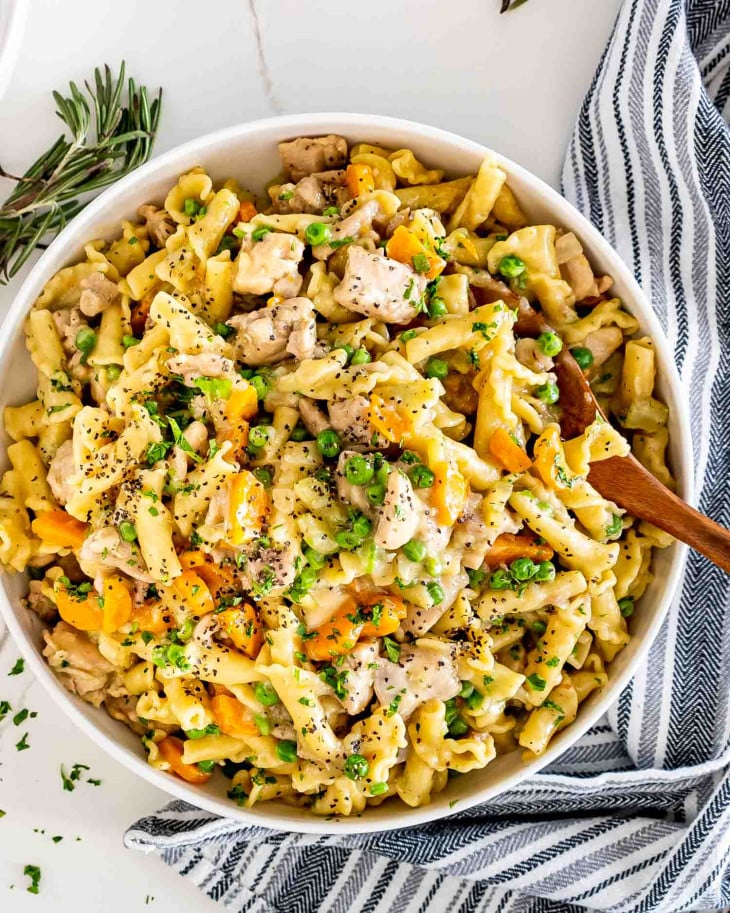 One Pot Creamy Chicken Pot Pie Pasta